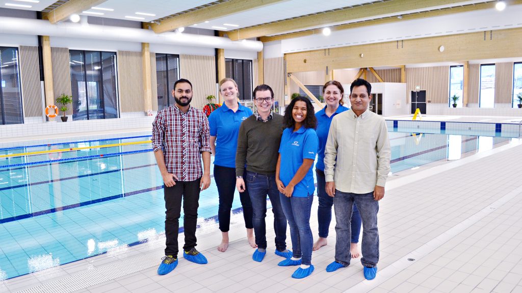 Gruppebilde av utviklere for Brainify fra Bjørkelangen og Bangladesh, samt ansatte på  Bjørkebadet. Bilde tatt ved 25 meters bassenget
