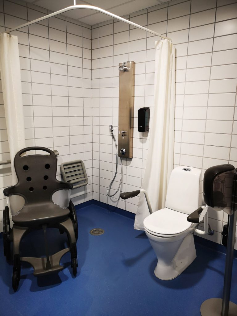 Handicap dusj, toalett og våtsonerullestol