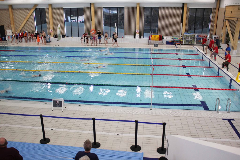 Oversiktsbilde viser 25meters bassenget på grunna der svømmerne kommer inn etter endt 25 meters distanse